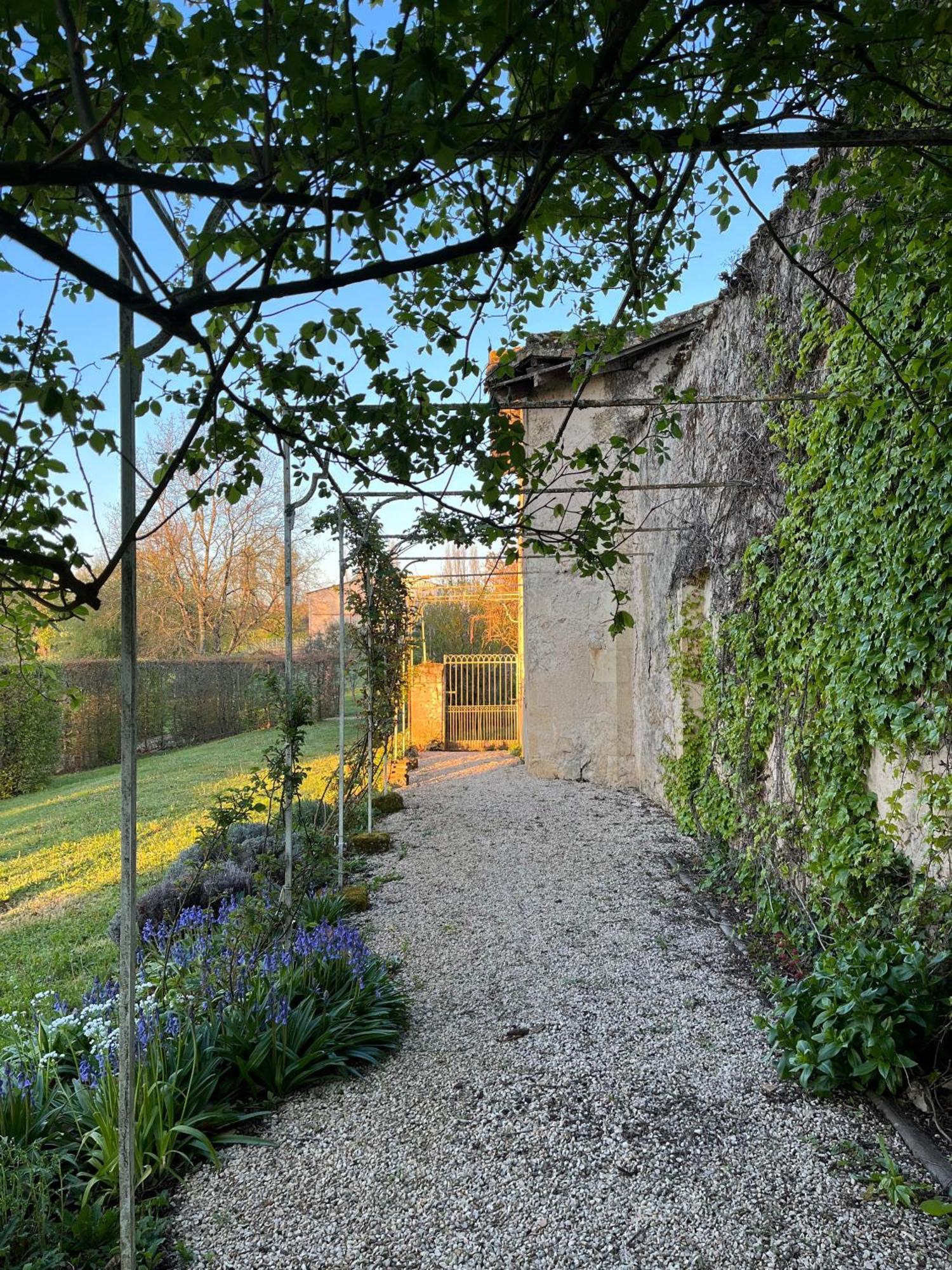 Chateau Carbonneau Pessac-sur-Dordogne Exteriör bild